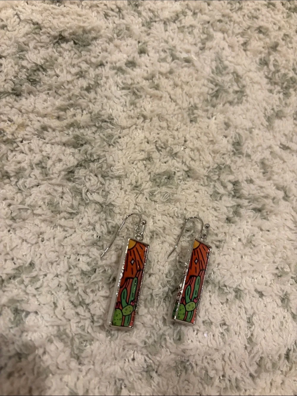 Southwest Santa Fe Styled Desert Cactus Pierced Resin Earrings NWT 1.50”